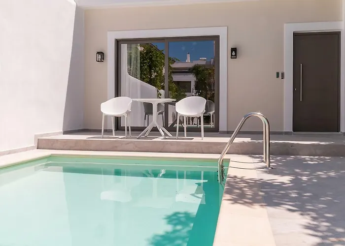 מלון Epavli Boutique 4*